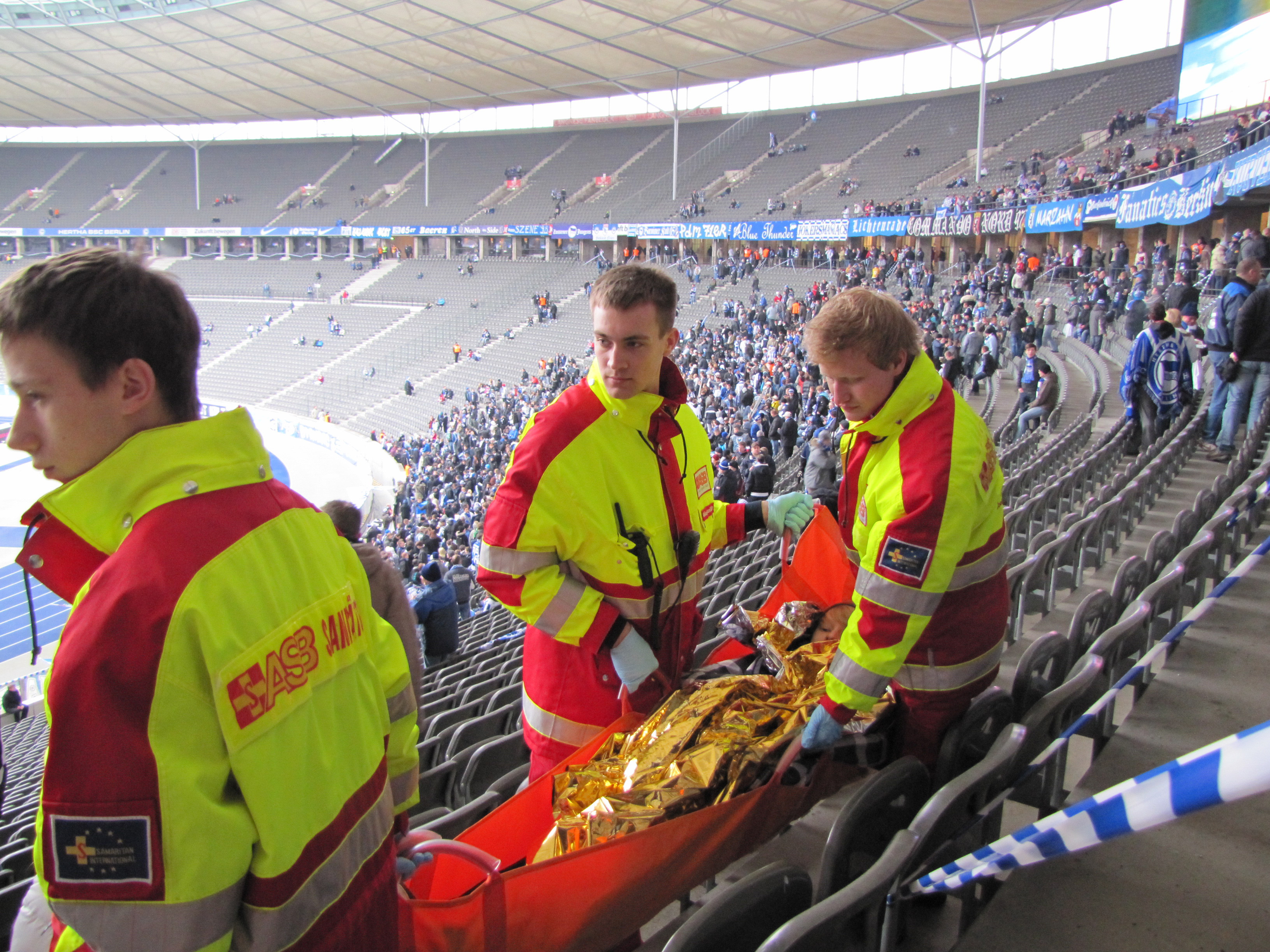 Der Sanitätsdienst des ASB kümmert sich um die medizinische Versorgung bei einem Fußballspiel.