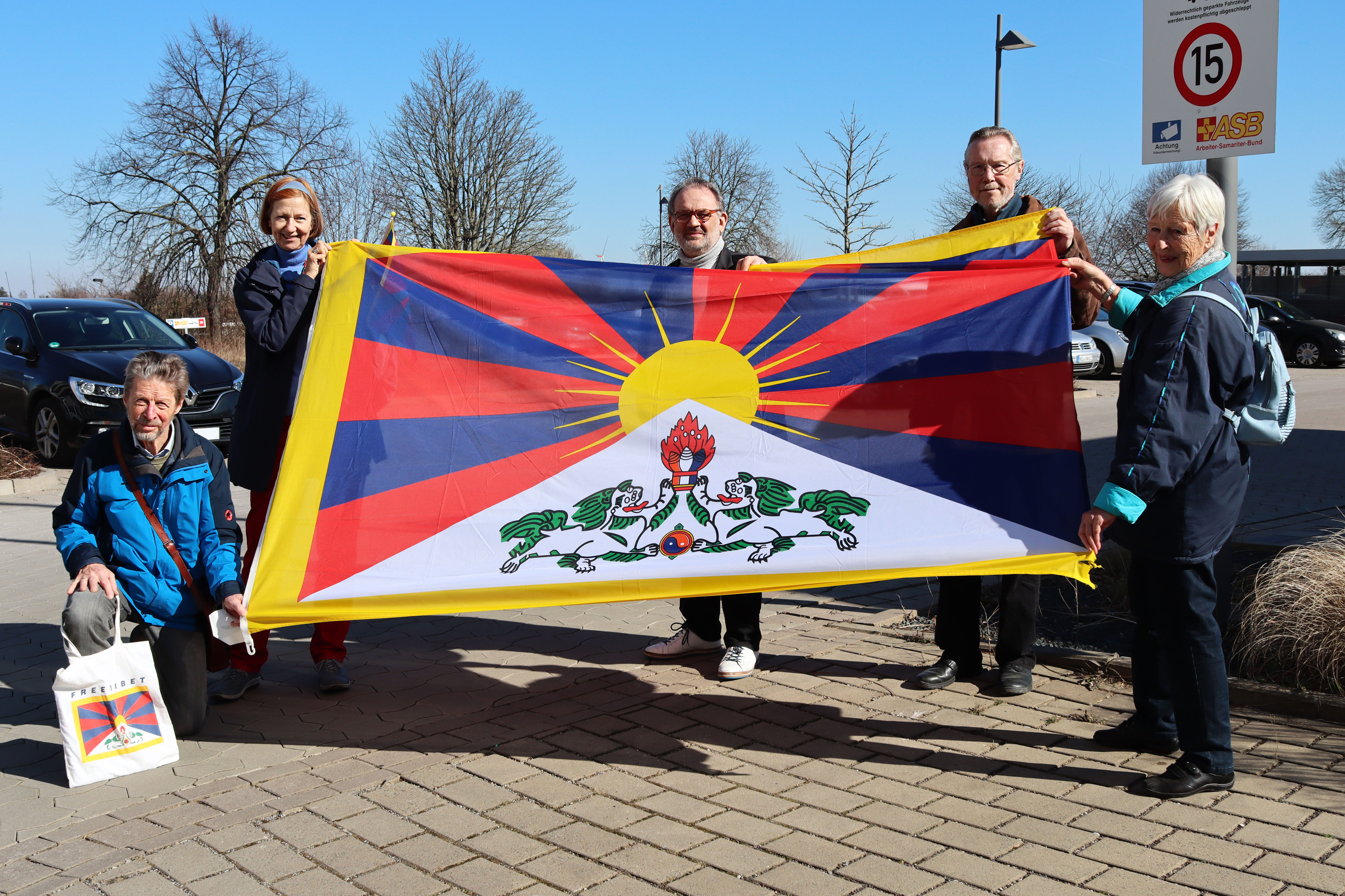 Der ASB hisst Tibet-Flagge als Signal für Menschenrechte