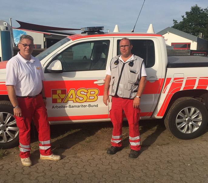 Eine Gruppe von Helfern bereitet sich auf den Einsatz vor.